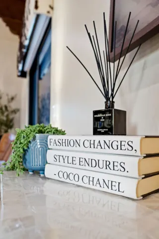 Relaxing fragrance and decor accents