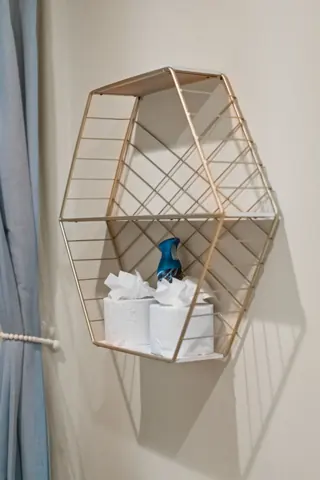 Decorative accent piece with modern style